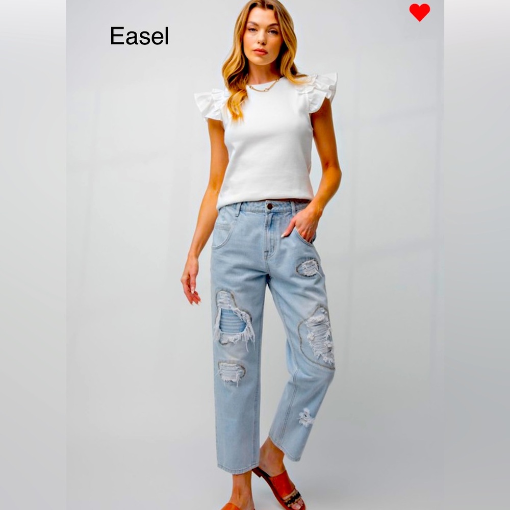 BE2-2💙Easel fun+flirty Light Blue Distressed Jeans in straight cropped style!